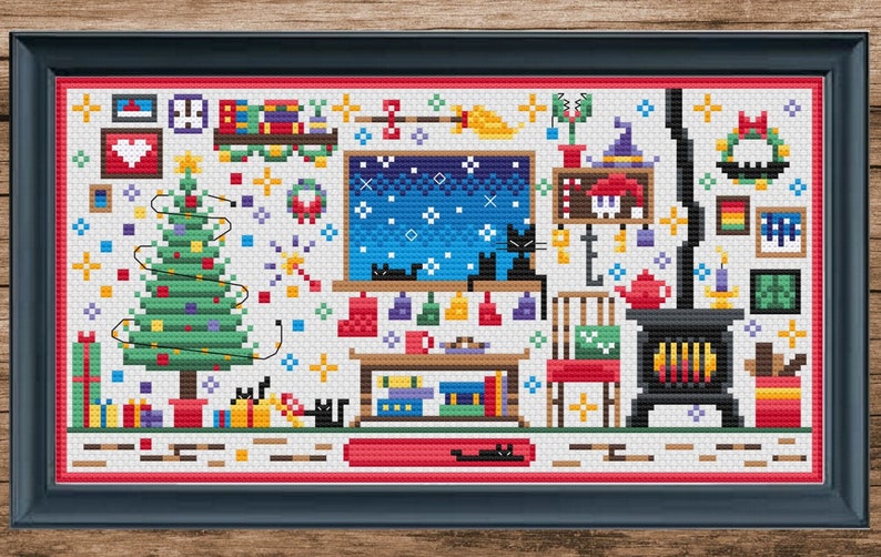 Puede incluir: Un patr&oacute;n de punto de cruz que representa una acogedora escena de invierno con un &aacute;rbol de Navidad decorado, una chimenea, una ventana con vista a una noche nevada y varios gatos negros. El patr&oacute;n est&aacute; lleno de detalles festivos como regalos, adornos y una corona.