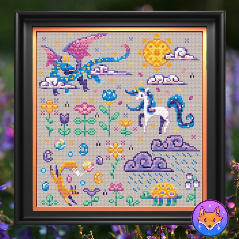 Puede incluir: Patr&oacute;n de punto de cruz con un drag&oacute;n morado y azul, un unicornio blanco, un zorro, una tortuga y una variedad de flores y nubes. El patr&oacute;n est&aacute; sobre un fondo gris claro.