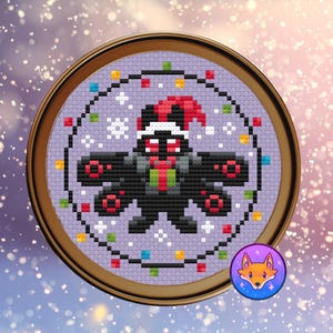 K&ouml;nnte beinhalten: Ein Kreuzstichmuster einer schwarzen Spinne, die einen roten Weihnachtsmann-Hut und einen gr&uuml;nen Schal tr&auml;gt, umgeben von einer Lichterkette auf einem violetten Hintergrund.