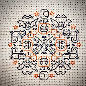 Mini Halloween Blackwork-mönster: Läskiga och söta ornament PDF bild 2