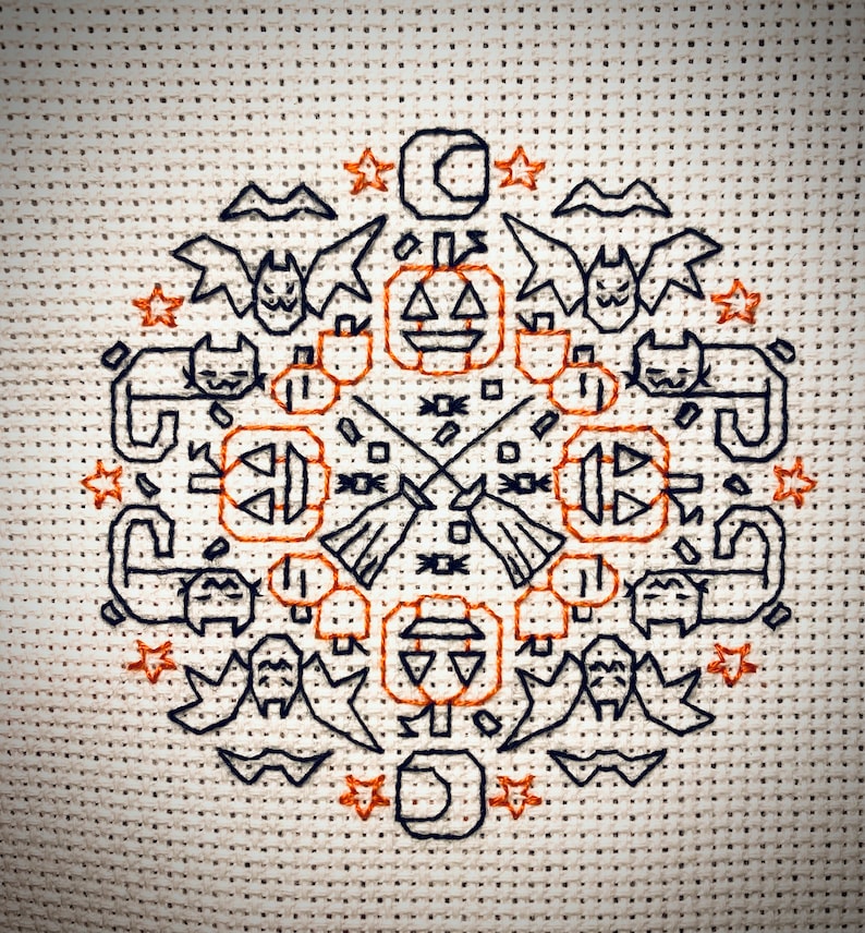 Mini Halloween Blackwork-mönster: Läskiga och söta ornament PDF bild 2