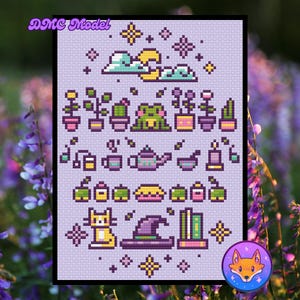 K&ouml;nnte beinhalten: Ein Kreuzstichmuster mit einer fantasievollen Szene mit einem Frosch, Pflanzen, Teetassen, einem Hexenhut und Sternen auf einem violetten Hintergrund.