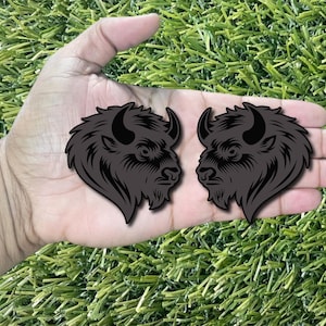 Emblema de bisonte, negro mate sobre negro brillante, estilo deportivo agresivo