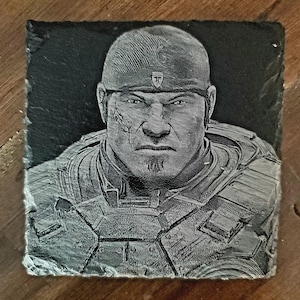 Puede incluir: Una imagen grabada en blanco y negro de un soldado con casco y armadura. El soldado tiene una expresión seria en su rostro.