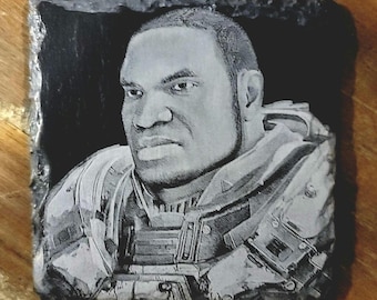 Posavasos de pizarra con grabado láser de Augustus Cole de Gears of War