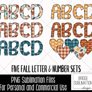 Pu&ograve; includere: Cinque set di lettere dell'alfabeto A, B, C e D in vari motivi autunnali. I motivi includono plaid, foglie, zucche e cuori. Le lettere sono contornate di nero e hanno un aspetto cucito. Il testo "FIVE FALL LETTER & NUMBER SETS" &egrave; nella parte inferiore dell'immagine. Il testo "PNG Sublimation Files" &egrave; sotto il testo "FIVE FALL LETTER & NUMBER SETS". Il testo "For Personal and Commercial Use" &egrave; sotto il testo "PNG Sublimation Files". Il testo "BRIDGE SUBLIMATION design- " &egrave; nell'angolo in basso a destra dell'immagine.