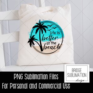 Op de afbeelding: Een sublimatieontwerp met een cirkel met een strandscene, palmbomen en de tekst "Life is better at the beach".