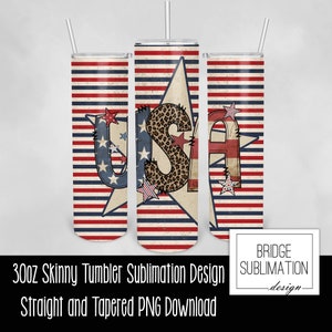 Może przedstawiać: Wzór do sublimacji na kubek typu skinny o pojemności 30 uncji, z czerwono-biało-niebieskim paskowanym tłem, dużą gwiazdą i napisem "USA" w środku. Litery są ozdobione gwiazdami i nadrukiem w panterkę. Wzór dostępny jest zarówno dla kubków prostych, jak i zwężanych.