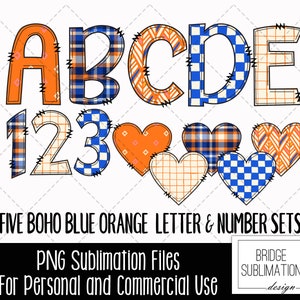 Op de afbeelding: Vijf sets met blauwe en oranje gepatroneerde letters en cijfers, waaronder A, B, C, D, E, 1, 2 en 3. De letters en cijfers zijn in patchwork-stijl met een gestikte rand. Er zijn ook vijf harten met verschillende patchwork-patronen.