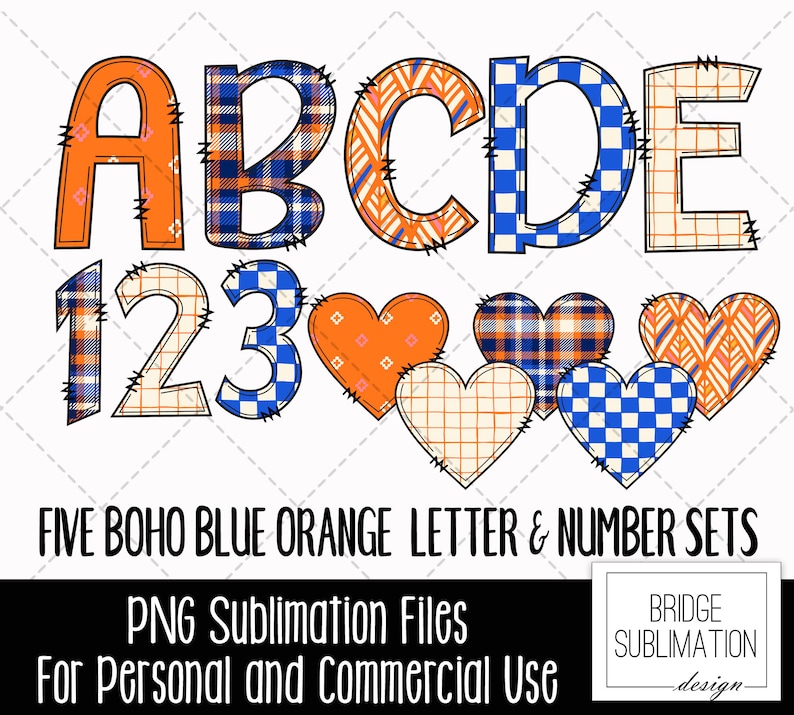 Op de afbeelding: Vijf sets met blauwe en oranje gepatroneerde letters en cijfers, waaronder A, B, C, D, E, 1, 2 en 3. De letters en cijfers zijn in patchwork-stijl met een gestikte rand. Er zijn ook vijf harten met verschillende patchwork-patronen.