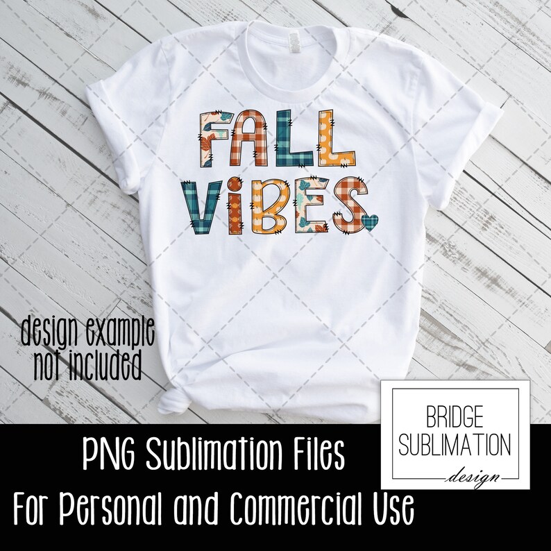 Pu&ograve; includere: Una maglietta bianca con il testo "FALL VIBES" in lettere di patchwork e a quadri colorati. Le lettere sono contornate di nero e hanno un aspetto cucito. Il testo &egrave; centrato sulla maglietta.