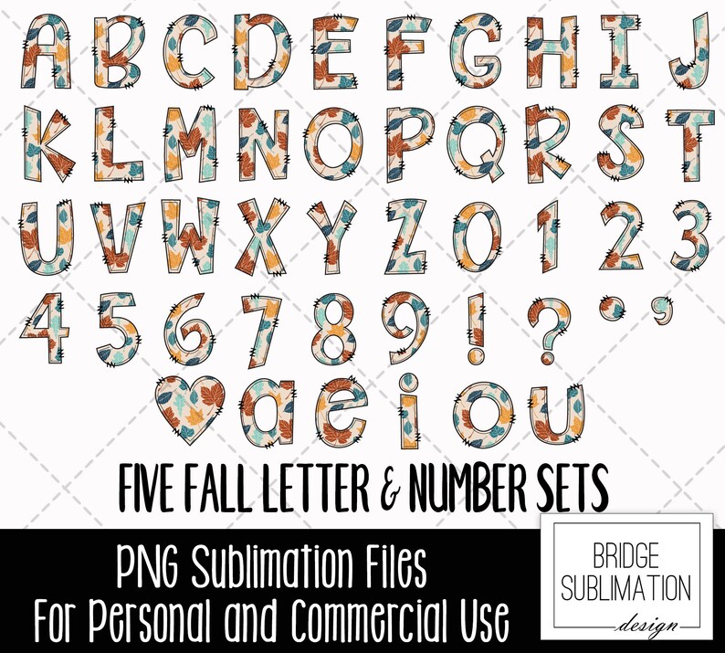 Pu&ograve; includere: Un set di lettere e numeri autunnali con un design a patchwork che presenta foglie autunnali in tonalit&agrave; di arancione, marrone e verde acqua. Le lettere e i numeri sono contornati di nero e hanno un aspetto cucito. Il testo "FIVE FALL LETTER & NUMBER SETS" &egrave; nella parte inferiore dell'immagine.