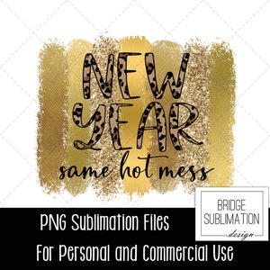 Pu&ograve; includere: Uno sfondo di glitter dorato con un design di stampa leopardata sovrapposto. Il testo "NEW YEAR same hot mess" &egrave; scritto in nero.