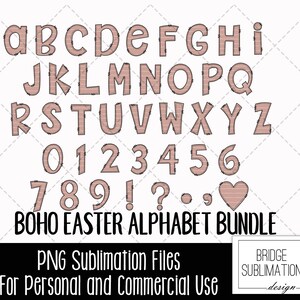 K&ouml;nnte beinhalten: Ein Satz rosa und wei&szlig;er Alphabetbuchstaben und -zahlen mit einem gestickten Design. Die Buchstaben und Zahlen sind im Boho-Stil gehalten und perfekt f&uuml;r Osterbastelarbeiten. Der Text "BOHO EASTER ALPHABET BUNDLE" befindet sich am unteren Rand des Bildes.