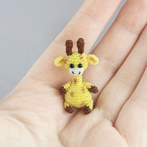 Mini amigurumi Jirafa, Figura pequeña, Animal de ganchillo 4,5 cm
