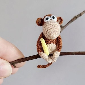 Scimmietta in miniatura all'uncinetto: piccolo peluche (4 cm)