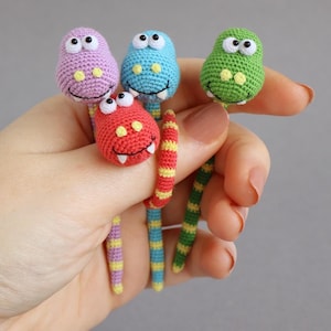 Serpente in miniatura 9 cm/3,5", giocattolo amigurumi imbottito, serpente all'uncinetto, regalo di Halloween