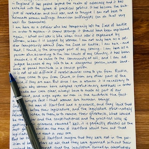 Puede incluir: Una p&aacute;gina de texto manuscrito que trata sobre el movimiento por el sufragio y el papel de las mujeres en la sociedad. El texto incluye la frase "Estoy aqu&iacute; como un soldado que ha dejado temporalmente el campo de batalla".
