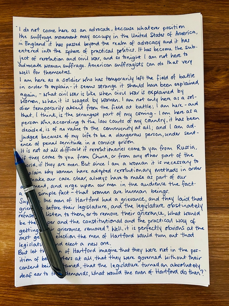 Puede incluir: Una p&aacute;gina de texto manuscrito que trata sobre el movimiento por el sufragio y el papel de las mujeres en la sociedad. El texto incluye la frase "Estoy aqu&iacute; como un soldado que ha dejado temporalmente el campo de batalla".