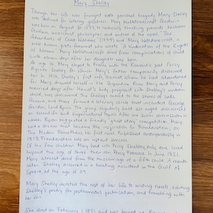 Puede incluir: Texto escrito a mano en una hoja de papel blanca sobre la vida de Mary Shelley, autora de Frankenstein. El texto describe su vida, su relaci&oacute;n con Percy Shelley y su carrera como escritora.