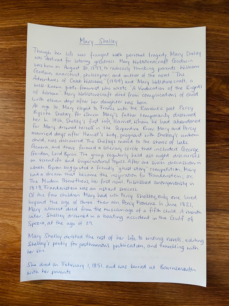 Puede incluir: Texto escrito a mano en una hoja de papel blanca sobre la vida de Mary Shelley, autora de Frankenstein. El texto describe su vida, su relaci&oacute;n con Percy Shelley y su carrera como escritora.