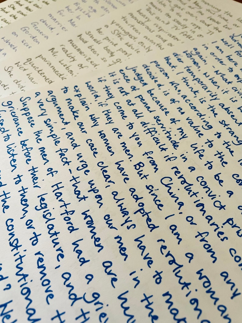 Puede incluir: Un primer plano de notas escritas a mano en papel de color crema. Las notas est&aacute;n escritas con tinta azul y tratan el tema de los derechos de las mujeres y las revoluciones. El texto incluye frases como "las mujeres son humanas", "los revolucionarios vienen de China" y "no es nada dif&iacute;cil si vienen de China".