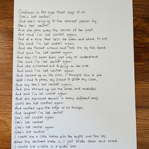 Puede incluir: Un poema escrito a mano titulado "She's lost control" sobre perder el control y la sensaci&oacute;n de estar perdido. El poema est&aacute; escrito en cursiva en papel blanco.