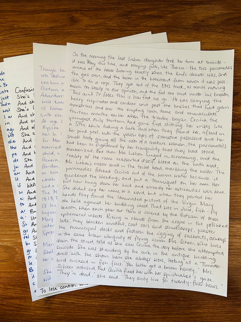 Puede incluir: Una nota escrita a mano con tinta azul sobre papel blanco. La nota cuenta la historia de una familia y sus luchas contra el suicidio. La nota menciona a una familia llamada Lisbon y a sus hijas, Mary, Therese y Cecilia. La nota tambi&eacute;n menciona a un param&eacute;dico que dice: "Esto no es la televisi&oacute;n, as&iacute; de r&aacute;pido vamos."