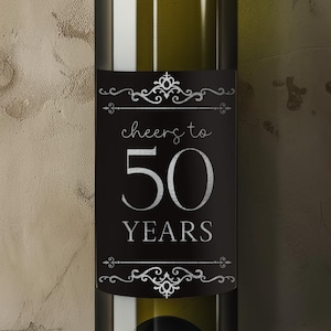 Afdrukbaar vijftigste verjaardagscadeau voor haar fles wijnetiket - mijlpaal wijnetiket afdrukbaar - proost op 50 jaar wijnfles zwart en zilver