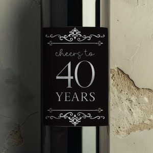 印刷可能な 40 歳の誕生日ワイン ラベル - ルビー結婚記念日の印刷可能なギフト - 40 年間のお祝いのワイン ボトル ラベル ブラックとシルバー