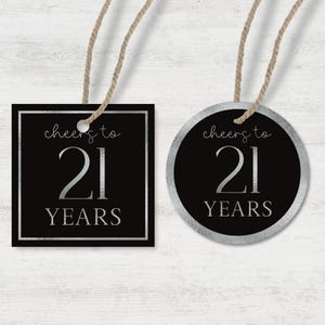 Conjunto de 2 etiquetas imprimíveis Cheers to 21 Years - Etiqueta para lembrancinhas preta e prateada para download - Para impressão, download instantâneo - Etiqueta para aniversário de 21 anos