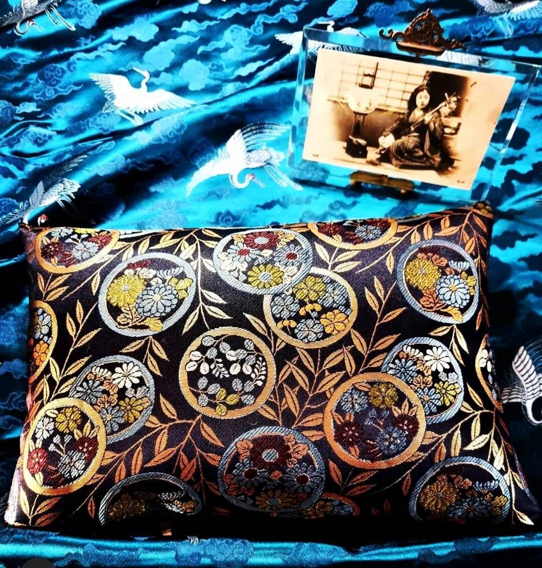 Coussin Décoratif Brocart Fleurs Japonaises Noir, Bleu et Or