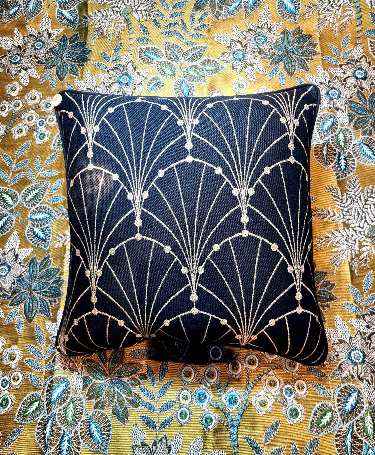 Coussin Décoratif Jacquard Art Déco Noir et Or