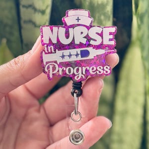 Lustiges Acryl Abzeichen | Krankenschwester in Verlauf Rosa | Krankenschwester Abzeichen Reel | ID-Kartenhalter | Krankenschwester Geschenk | Krankenschwester Ausweishalter | Niedliches ID Reel