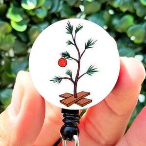 Schattige verpleegkundige badgehaspel | Kerstboomtak Charlie | ID-badgehouder | Verpleegkundige cadeau | Verpleegkundige badgehouder | Kousvuller | Leuke ID-badge