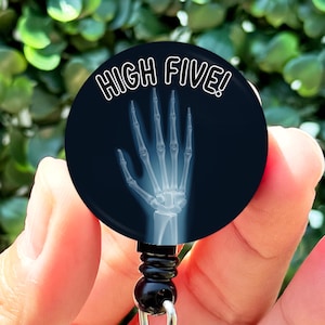 Bobine de badge drôle | Technologie XRAY | Radiologie | Scanner osseux High Five à la main | Bobine d'insigne d'infirmière | Porte-badge | Cadeau pour infirmière | Porte-carte d'identité mignon
