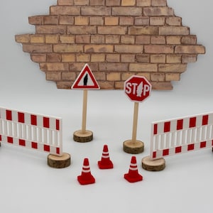 Miniatuur bouwplaats (conducteur, stopbord, waarschuwingsbord, hoogspanningsmasten) - Kabouter | Fee | Decoratie | Miniversum | Kabouter accessoires