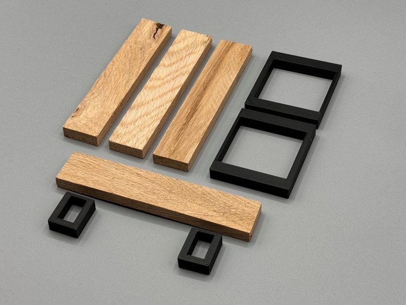 Peut inclure: Quatre bandes de bois et quatre cadres carr&eacute;s noirs dispos&eacute;s pour former un chariot de courses. Les bandes de bois sont brun clair et ont un grain de bois naturel. Les cadres noirs sont faits d'un mat&eacute;riau lisse et brillant.