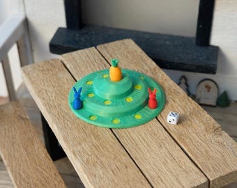 Wichtel Karotti Miniatur | Miniatur Würfelspiel | Ostern Wichtelspiel mit 2 Hasen und Würfel | Dekoration | Puppenhaus | Wichtelzubehör