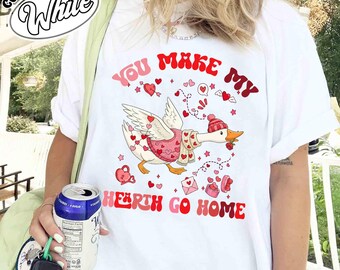 Camiseta de San Valentín con colores cómodos "Just a Love Goose", camiseta de animales preppy, divertida camiseta de San Valentín, regalo adorable para amantes de los gansos, San Valentín coqueto