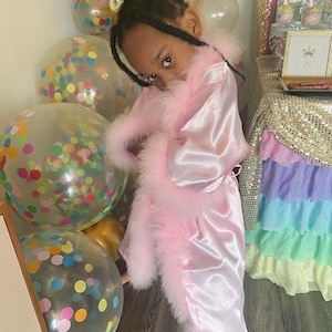 Bijpassende mini-satijnen badjassen voor meisjes