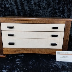 Cofanetto portagioielli in legno di acero riccio e noce canaletto fatto a mano. Con frontali dei cassetti in tre venature abbinate. Stickley e lo stile Arti e Mestieri