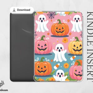 Może przedstawiać: Wkładka do Kindle z motywem Halloween. Wzór zawiera kreskówkowe duszki, pomarańczowe i różowe dynie, cukierki i kwiaty na różowym i niebieskim tle. Słowa "Kindle Insert" są wydrukowane pionowo.