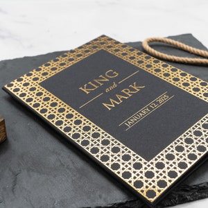 Convite de casamento personalizado de luxo em capa dura preta - impressão em folha de ouro, papel marfim com bolso especial para cartões RSVP