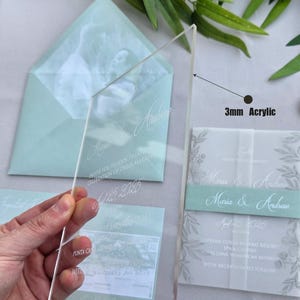 カスタム写真封筒 セージグリーンアクリル結婚式招待状と詳細セット、カスタマイズ可能なフローラルプレキシガラス招待状。