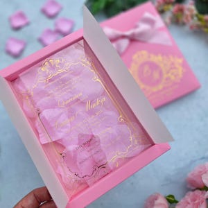 Invitation Quinceañera rose de <br> Vous avez des idées ? Invitation Sweet 16 en acrylique avec pétales roses | Faire-part XV élégant