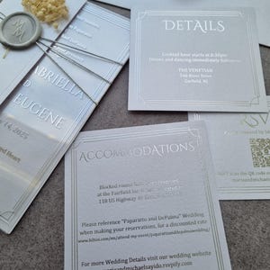 Invito di nozze elegante in acrilico con stampa in lamina d'argento, sigillo in marmo e RSVP & dettagli in una busta con carta bianca perla.