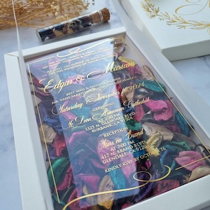 Invito di matrimonio con scatola avorio personalizzata, inviti in acrilico con stampa in foglia d'oro e petali misti