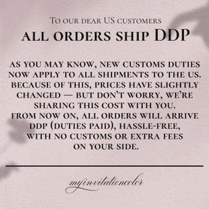 K&ouml;nnte beinhalten: Hellrosa Hintergrund mit schwarzem Text: &bdquo;TO OUR DEAR US CUSTOMERS ALL ORDERS SHIP DDP&ldquo;. Zus&auml;tzlicher Text erkl&auml;rt Zollgeb&uuml;hren und die Unternehmensrichtlinie. Das Firmenlogo befindet sich unten.