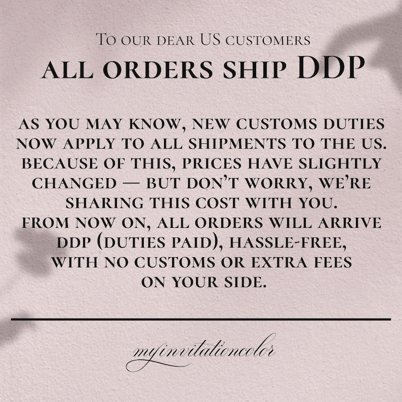 K&ouml;nnte beinhalten: Hellrosa Hintergrund mit schwarzem Text: &bdquo;TO OUR DEAR US CUSTOMERS ALL ORDERS SHIP DDP&ldquo;. Zus&auml;tzlicher Text erkl&auml;rt Zollgeb&uuml;hren und die Unternehmensrichtlinie. Das Firmenlogo befindet sich unten.